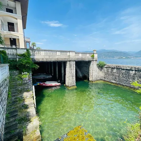 с террасой и видом на озеро в стрезе Stresa