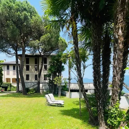 с террасой и видом на озеро в стрезе Appartement