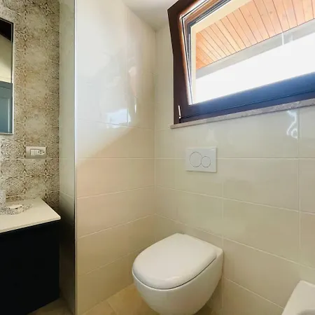 с террасой и видом на озеро в стрезе Apartment Stresa