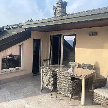 с террасой и видом на озеро в стрезе Appartement Stresa