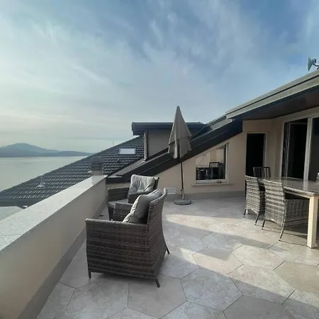 с террасой и видом на озеро в стрезе Stresa