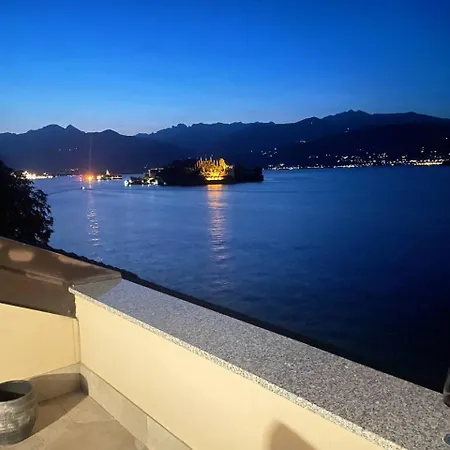 с террасой и видом на озеро в стрезе * Stresa
