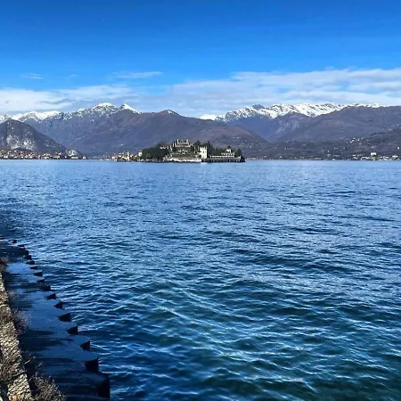 с террасой и видом на озеро в стрезе Stresa