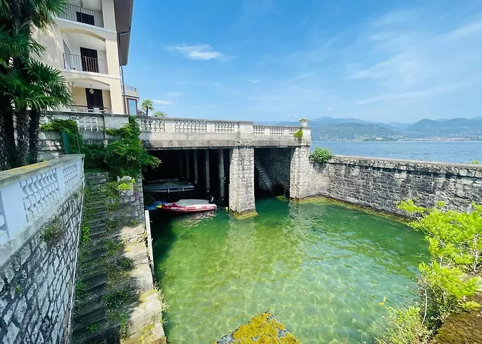 с террасой и видом на озеро в стрезе Stresa