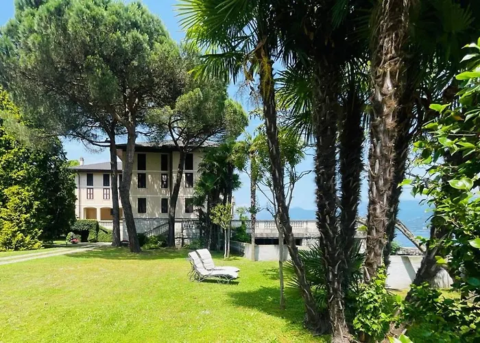 с террасой и видом на озеро в стрезе Lägenhet