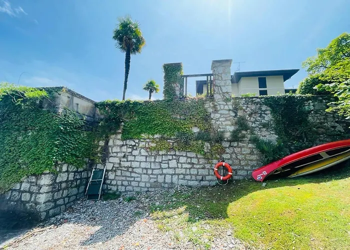 Lägenhet с террасой и видом на озеро в стрезе