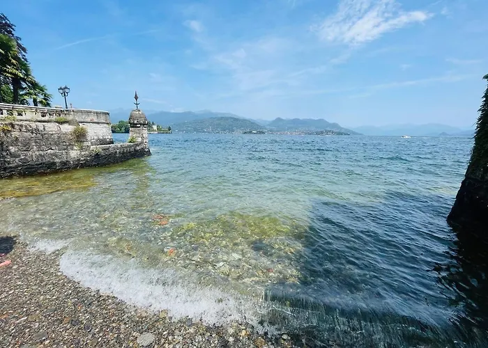 с террасой и видом на озеро в стрезе Stresa