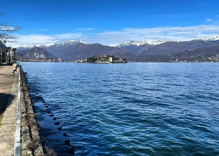 с террасой и видом на озеро в стрезе Stresa