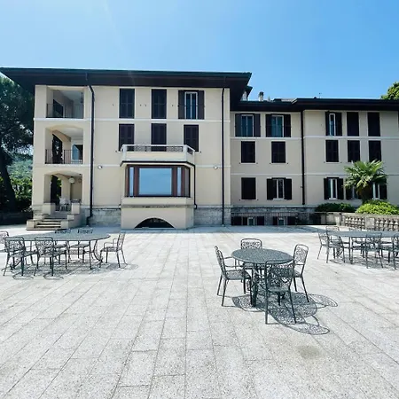 с террасой и видом на озеро в стрезе 公寓 *