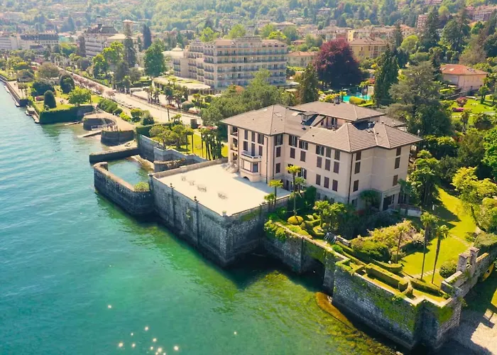 с террасой и видом на озеро в стрезе 公寓