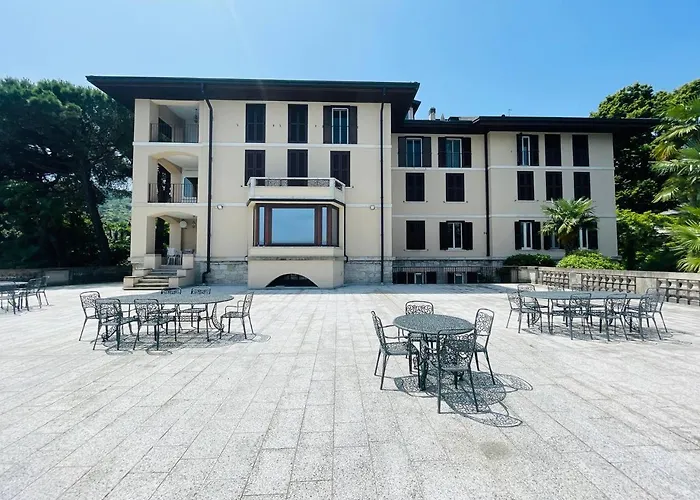 с террасой и видом на озеро в стрезе 公寓 *