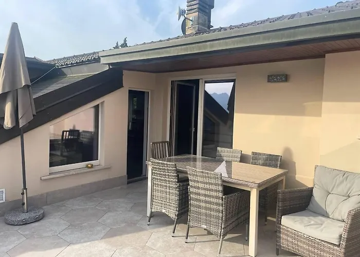 с террасой и видом на озеро в стрезе 公寓 斯特雷萨