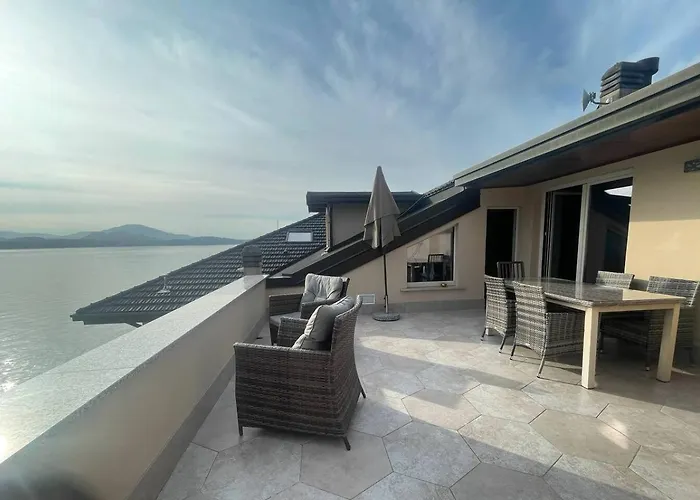 с террасой и видом на озеро в стрезе 斯特雷萨