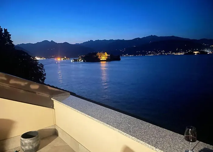 с террасой и видом на озеро в стрезе * 斯特雷萨