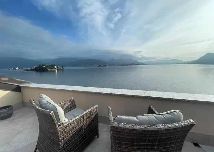 с террасой и видом на озеро в стрезе 公寓 *